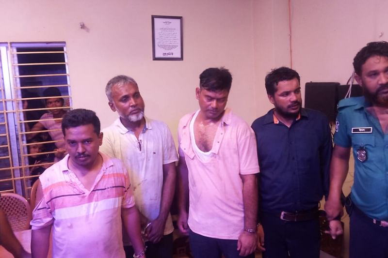 চট্টগ্রামের কর্ণফুলী উপজেলার একটি মাদ্রাসায় যৌথ বাহিনীর তল্লাশি নামে টাকা লুটের ঘটনায় গ্রেপ্তার চারজন