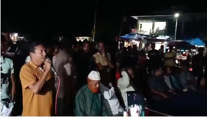 কুষ্টিয়ার মিরপুর উপজেলার নিমতলা বাজারে বিএনপি কার্যালয় উদ্বোধন অনুষ্ঠানে বক্তব্য দেন যুবদল নেতা রফিকুল ইসলাম। গত বুধবার রাতে