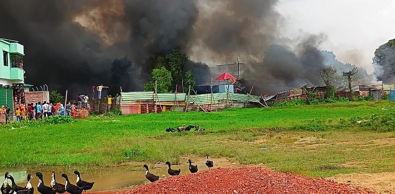 বিগবস কারখানায় আগুন জ্বলছে। বুধবার দুপুরে গাজীপুরের কাশিমপুরের ভবানীপুর এলাকায়