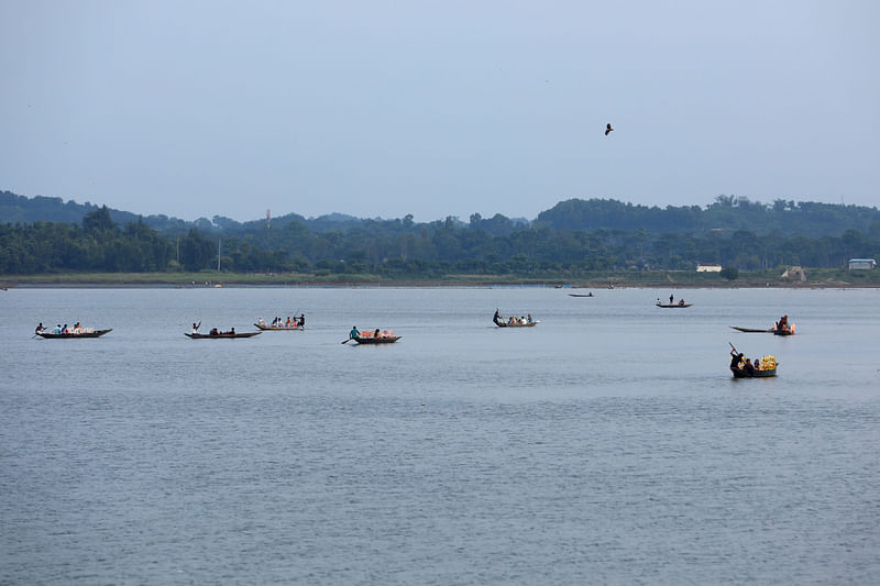 সবুজ-শ্যামল উফতার হাওরে চলছে নৌকা 