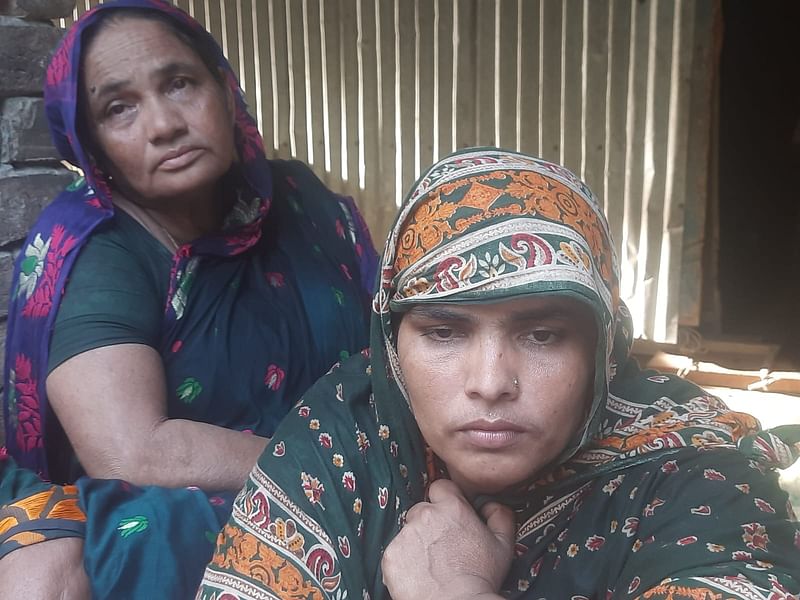 শোকাহত নিহত জিয়ারুল শেখের স্বজনেরা। বুধবার বিকেলে নড়াইলের লোহাগড়া উপজেলার মল্লিকপুর ইউনিয়নের পারমল্লিকপুর গ্রামে