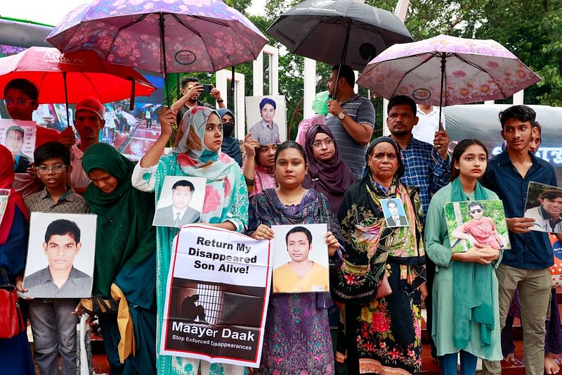 গুমের শিকার ব্যক্তিদের স্বজনেরা ছবি হাতে যোগ দেন কেন্দ্রীয় শহীদ মিনারের স্মরণসভায়। ঢাকা, ১৪ সেপ্টেম্বর