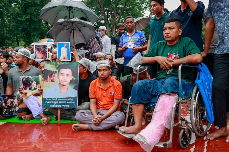 ছাত্র–জনতার অভ্যুত্থানে নিহত অনেকের স্বজন ও আহত ব্যক্তিদের অনেকে কেন্দ্রীয় শহীদ মিনারের সভায় যোগ দেন। ঢাকা, ১৪ সেপ্টেম্বর