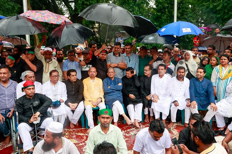 বিএনপির মহাসচিব মির্জা ফখরুল ছাড়াও বিভিন্ন রাজনৈতিক দলের নেতা কেন্দ্রীয় শহীদ মিনারের সভায় যোগ দেন। ঢাকা, ১৪ সেপ্টেম্বর