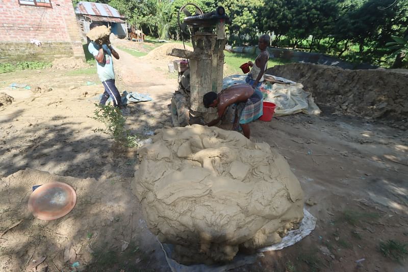 টব তৈরির জন্য কাদামাটি প্রস্তুত করে রাখা হচ্ছে।