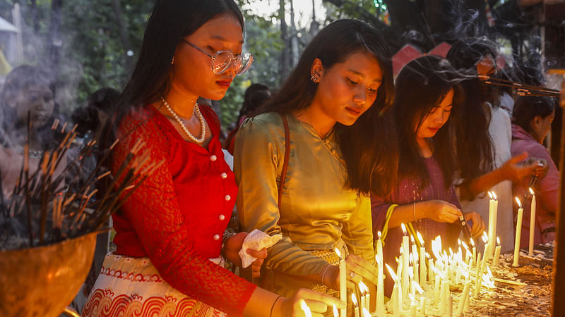 দল বেঁধে মোমবাতি প্রজ্বালন করেন পাহাড়ি মেয়েরা