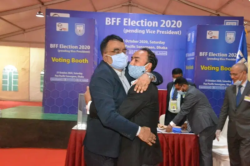 ২০২০ সালের বাফুফে নির্বাচনে মহিউদ্দিন আহমেদের কাছে হেরে যান তাবিথ আউয়াল (ডানে)