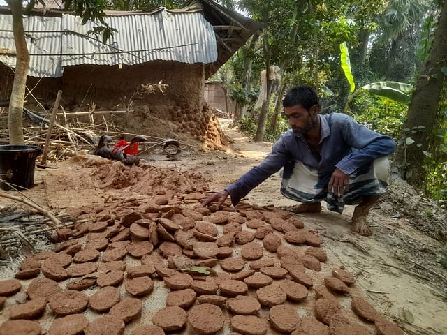 মাটির আঁকির তুলে এনে খেজুরগুড়ের পাটালির মতো করে চাকতি তৈরি করেন আমিনুল