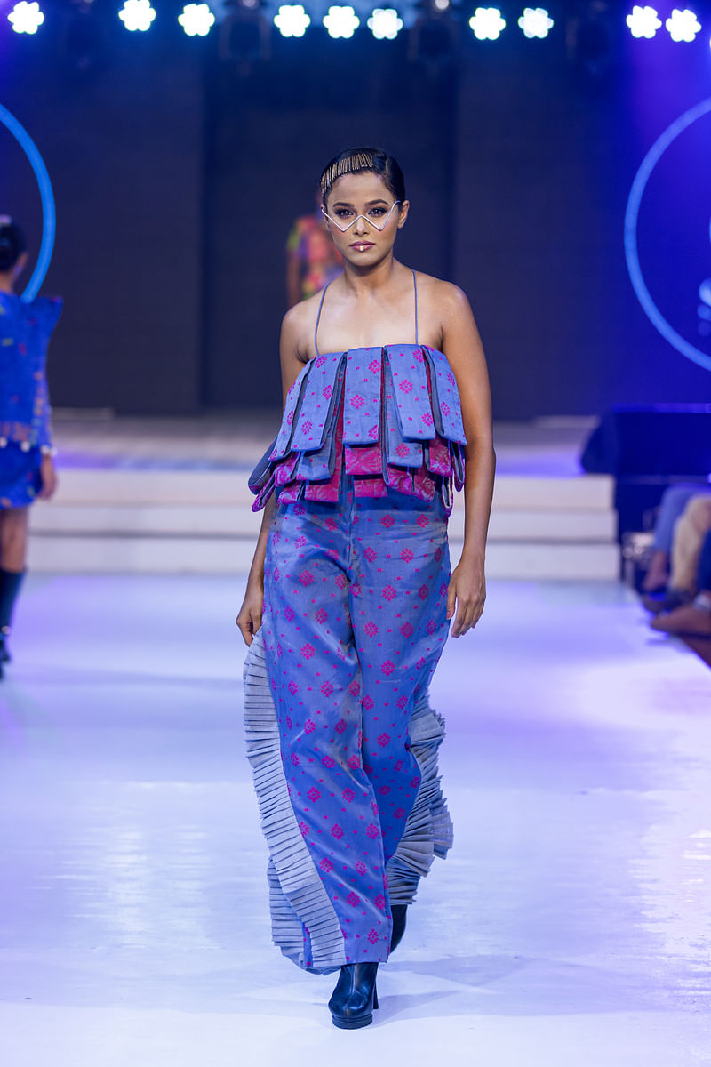 ওয়ার্ল্ড ফ্যাশন অর্গানাইজেশনের এই শো থেকে যে অর্থ আসবে, দক্ষিণ আফ্রিকার পুষ্টিহীন শিশুদের সুরক্ষায় তা ব্যয় করা হবে। তাসমিতের নকশা করা পোশাকে র্যাম্পে হাঁটছেন মডেল