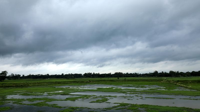 দূর আকাশে ভেসে বেড়াচ্ছে মেঘের ভেলা। এই বুঝি বৃষ্টি নামবে।