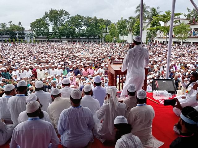 খেলাফত যুব মজলিসের সমাবেশে বক্তব্য রাখছেন মাওলানা মমিনুল হক। শনিবার দুপুরে ঈশ্বরগঞ্জ সরকারি ডিগ্রি কলেজ মাঠে