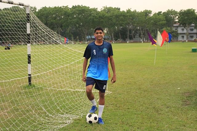 গিটার থেকে বাঁশি, গান থেকে কবিতা, টেবিল টেনিস থেকে বাস্কেটবল, সুইমিং থেকে অ্যাথলেটিকস—সব কিছুতেই তাঁর দখল ছিল
