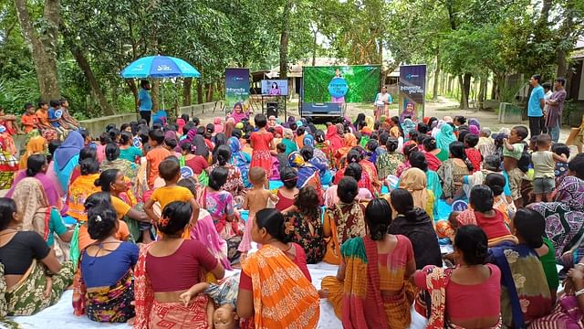 ইন্টারনেটের বহুমুখী ব্যবহার সম্পর্কে জেনে নতুন কিছু করার সাহস ও উৎসাহ পাচ্ছেন গ্রামীণ নারীরা। পঞ্চগড়ের বোদা উপজেলার চন্দনবাড়ি ইউনিয়নের উঠান বৈঠক