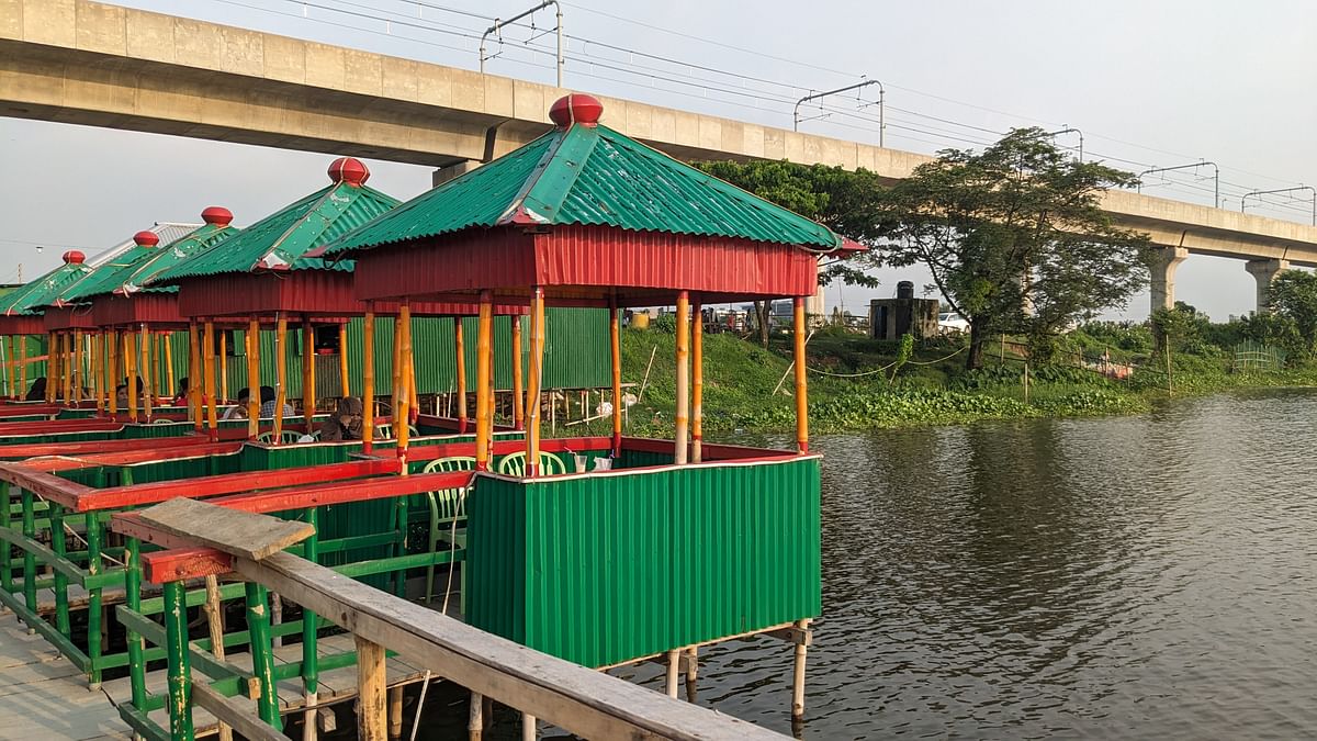 ছোট্ট ছিমছাম রেস্তোরাঁটির প্রতিটি টেবিল থেকেই লেকের চমৎকার ভিউ পাওয়া যায়