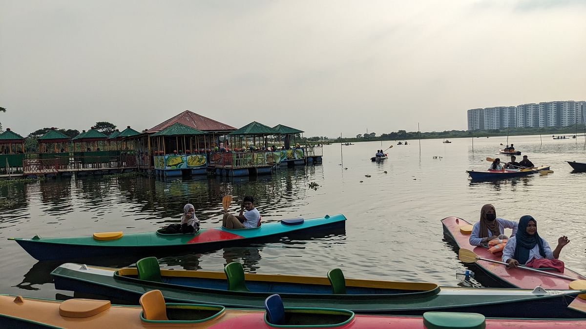 দিয়াবাড়িতে এখন আছে কায়াকিং করার সুযোগ 