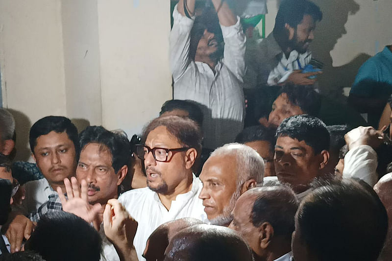 রায় ঘোষণার পর চট্টগ্রাম আদালত চত্বরে বিএনপির নেতা–কর্মীদের সঙ্গে শাহাদাত হোসেন। আজ দুপুরে