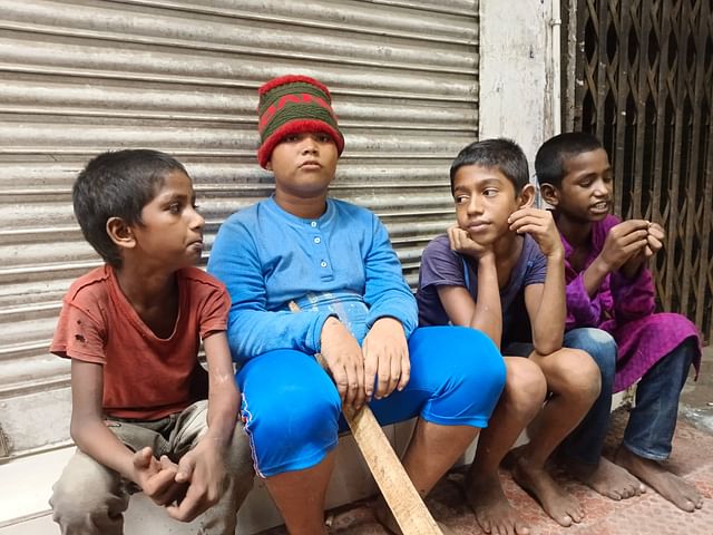 ময়মনসিংহের প্রেসক্লাব এলাকায় দেখা পাওয়া কয়েকজন পথশিশু। গত সোমবার রাতে