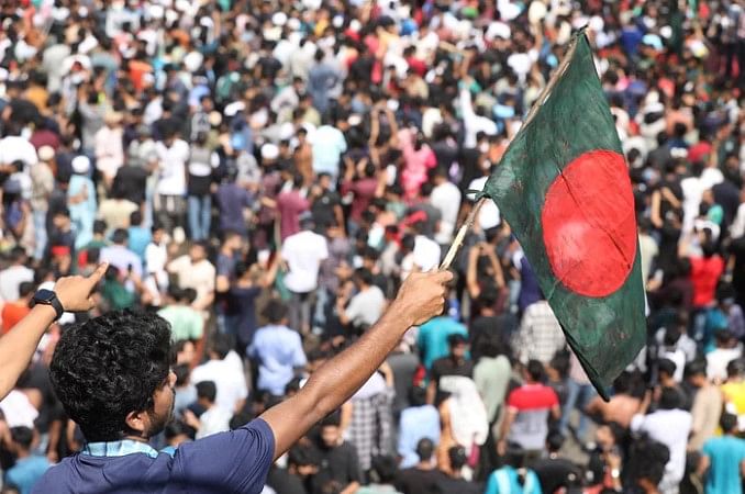 গণ-অভ্যুত্থানের মধ্য দিয়ে শেখ হাসিনার পতনের পর শাহবাগে জনতার উল্লাস, ৫ আগস্ট ২০২৪
