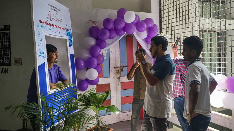 বিশ্ববিদ্যালয়জীবনের প্রথম দিনে ছবি তুলে রাখছেন নবীন শিক্ষার্থীরা