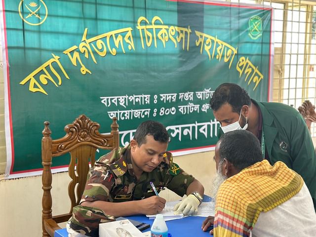হালুয়াঘাটে বন্যা দুর্গতদের জন্য মেডিকেল ক্যাম্প করেছে সেনাবাহিনী। আজ সকালে বিকেকে হাইস্কুলে