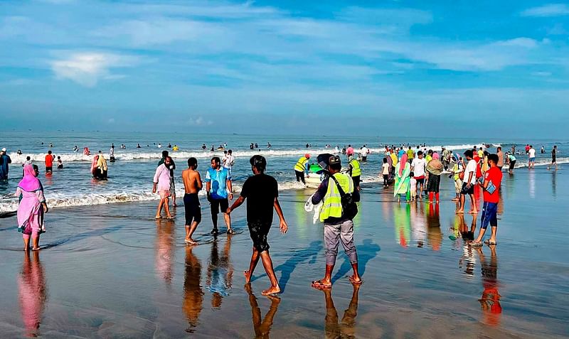 কক্সবাজার সৈকতে লাখো মানুষের ভিড়। আজ বুধবার সকালে সৈকতের সুগন্ধা পয়েন্ট, বুধবার বিকালে
