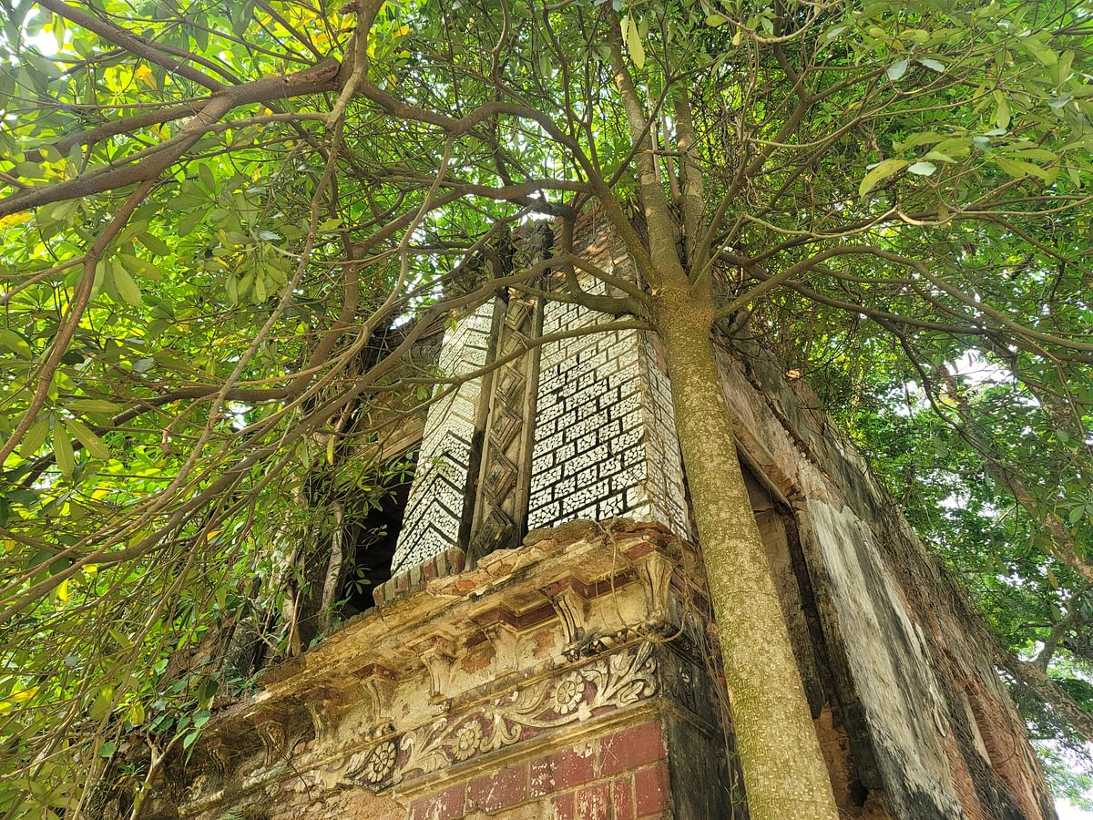 বাড়ির দোতলার কিছু অংশে চিনি টিকরির কাজ এখনো টিকে রয়েছে