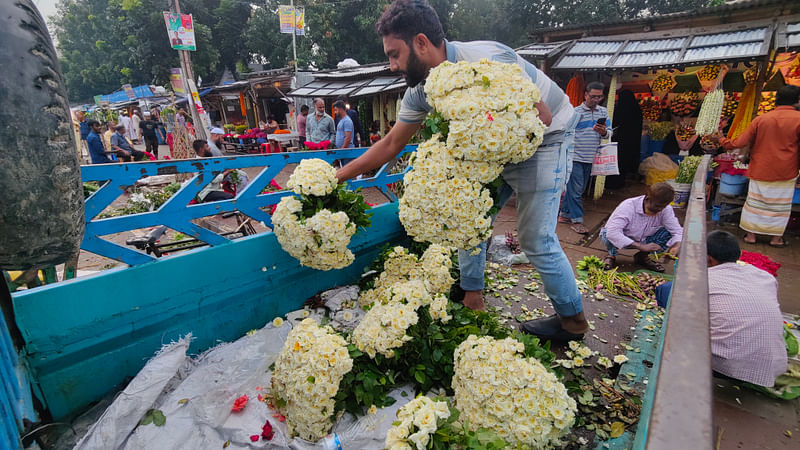 মানিকগঞ্জের সিঙ্গাইর থেকে পিকআপ ভ্যানে করে ছোট জাতের গোলাপ ফুল নিয়ে এসেছেন খামারি।