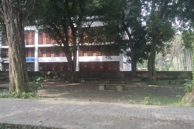 রাজশাহী বিশ্ববিদ্যালয়ের কেন্দ্রীয় গ্রন্থাগারের পেছনে ছাত্রলীগের ট্রেন্টের সামনে থেকে হালিমের দোকান সরিয়ে নেওয়া হয়েছে। আজ শনিবার সকালে তোলা