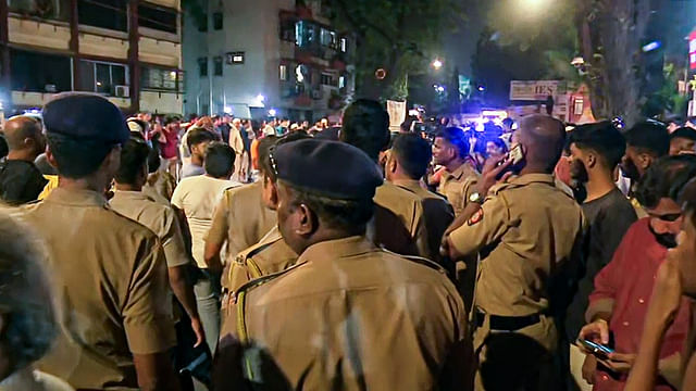 বাবা সিদ্দিককে গুরুতর আহত অবস্থায় ভর্তি করার পর মুম্বাইয়ের লীলাবতী হাসপাতালের বাইরে পুলিশ ও সাধারণ মানুষের ভিড়