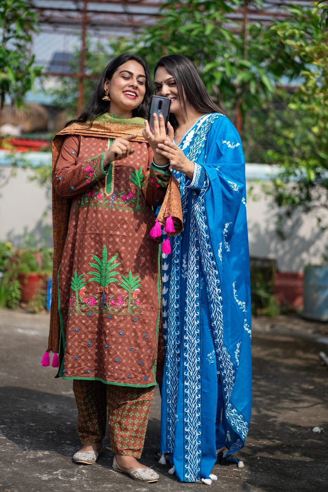 ঐতিহ্যবাহী হাতের কাজে রঙিন হয়ে উঠেছে তাঁদের নতুন কালেকশন