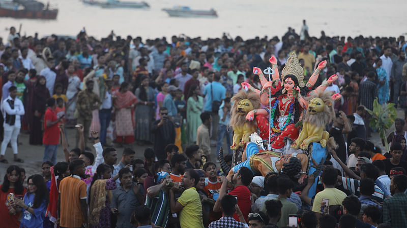 সূর্য অস্ত যাওয়ার সঙ্গে সঙ্গে প্রতিমা বিসর্জন দিচ্ছেন ভক্তরা