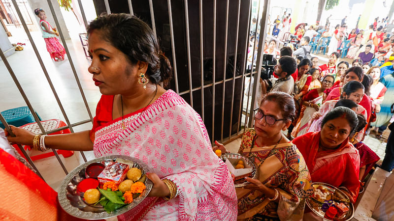 বরণডালা হাতে দেবী দুর্গার কাছে যাওয়ার অপেক্ষা।