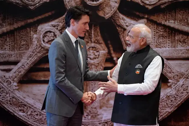 নয়াদিল্লিতে গত বছর অনুষ্ঠিত জি–২০ শীর্ষ সম্মেলন শুরুর আগে হাত মেলান কানাডার প্রধানমন্ত্রী জাস্টিন ট্রুডো ও ভারতের প্রধানমন্ত্রী নরেন্দ্র মোদি
