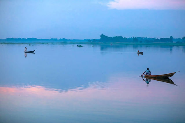নীলাভ মায়া ছাড়নো সন্ধ্যায় বাজছে শরতের বিদায়ী সুর। সোমবার পাবনার ভাঙ্গুড়া উপজেলার পারভাঙ্গুড়া ইউনিয়নের বড়বিলে
