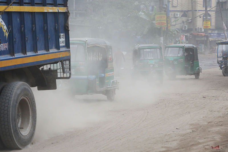 ভারী যানবাহন চললেই ধুলা ওড়ে চারদিকে।