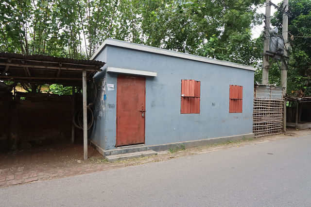 ওয়ার্কার্স পার্টির ২৭ নম্বর ওয়ার্ডের কার্যালয় দখল করে বিএনপির স্থানীয় কার্যালয় করা হয়েছে। রাজশাহী নগরের বালিয়াপুকুর এলাকায়