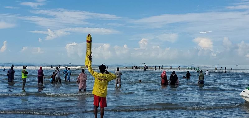 কক্সবাজার সৈকতে পর্যটকদের সতর্ক করছেন লাইফ গার্ডের এক কর্মীফাইল ছবি