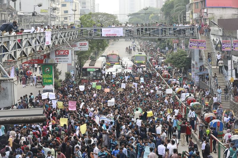 আলাদা স্বায়ত্তশাসিত বিশ্ববিদ্যালয়ের দাবিতে আজ সোমবার বেলা সাড়ে ১১টা থেকে রাজধানীর নীলক্ষেত ও সায়েন্স ল্যাব মোড় অবরোধ করে রেখেছেন শিক্ষার্থীরাছবি: শুভ্র কান্তি দাশ