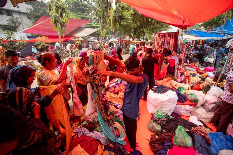 ক্রেতাদের পদচারণে মুখর বাজার