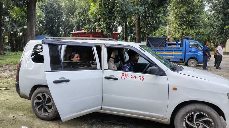 মধ্যস্থতার পর সুনামগঞ্জে গ্রামের বাড়ি যাচ্ছেন ভুক্তভোগী নারী আকলিমা বেগম। আজ সোমবার বিকেলে নারায়ণগঞ্জের সোনারগাঁ থানা প্রাঙ্গণেছবি: প্রথম আলো