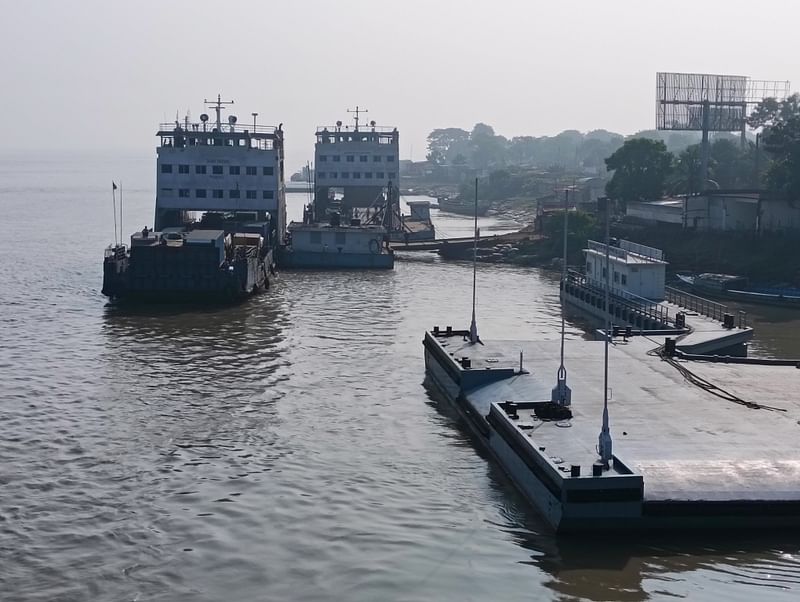 আজ মঙ্গলবার সকালে দৌলতদিয়া ঘাটেছবি: প্রথম আলো