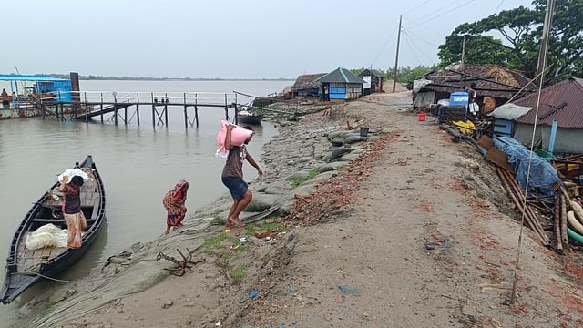 ঘূর্ণিঝড় দানার প্রভাবে জোয়ারের পানি বাড়লে বেড়িবাঁধ উপচে কিংবা ভেঙে কপোতাক্ষ নদের পানি লোকালয়ে প্রবেশ করতে পারে। আজ বুধবার দুপুরে খুলনার কয়রা উপজেলার মদিনাবাদ লঞ্চঘাট এলাকায়