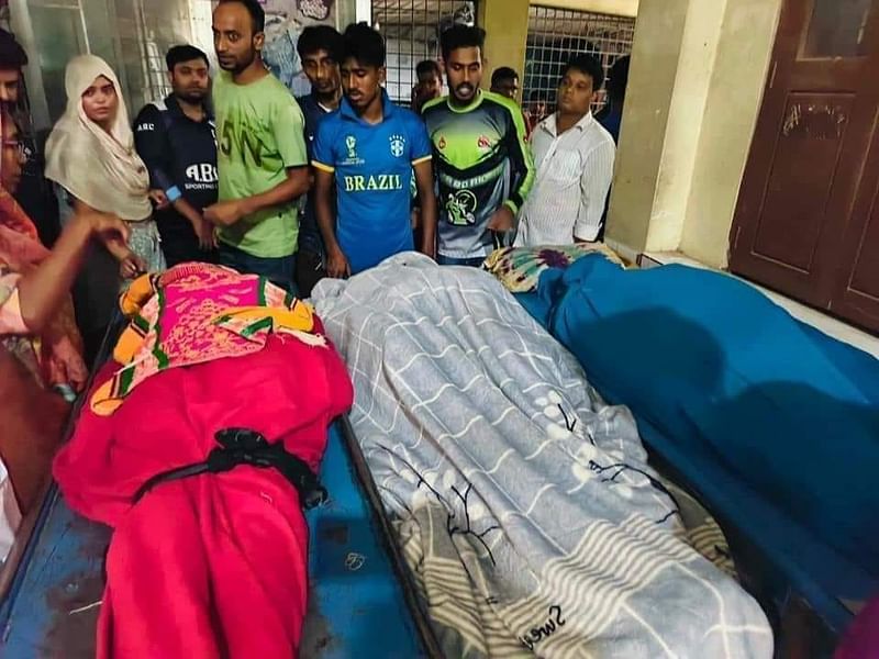কুষ্টিয়ায় বিদ্যুৎস্পৃষ্টে মারা যাওয়া একই পরিবারের তিনজনের লাশ। আজ বুধবার বিকেল পাঁচটার দিকে কুষ্টিয়া জেনারেল হাসপাতালের জরুরি বিভাগের সামনেছবি: সংগৃহীত