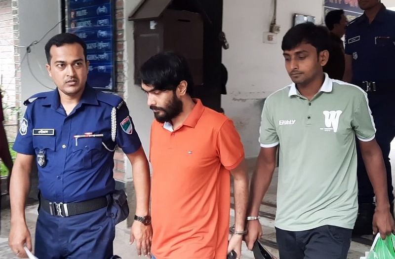 ঝিনাইদহে আটক দুই ছাত্রলীগ নেতা-কর্মীকে নাশকতার মামলায় গ্রেপ্তার দেখিয়ে থানা থেকে আদালতে নেওয়া হয়ছবি: প্রথম আলো