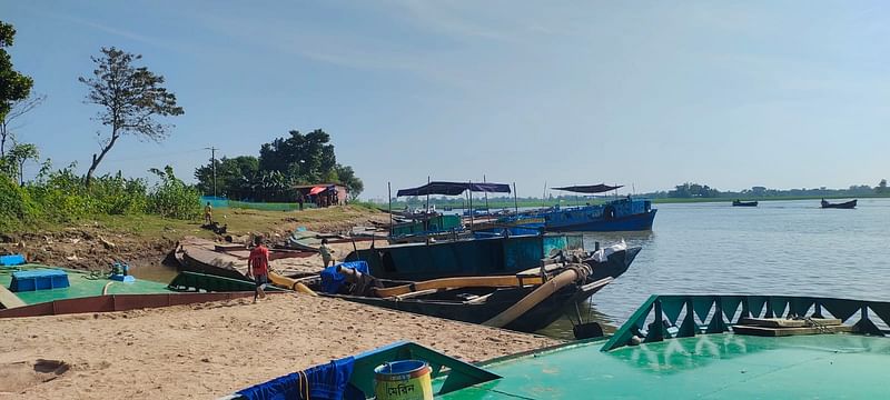 সুনামগঞ্জের চলতি নদ থেকে ৩০০ ঘনফুট থেকে ১০ হাজার ঘনফুট বালু ধারণক্ষমতাসম্পন্ন স্টিলের বড় বড় নৌকা একটানা আড়াই মাস বালু তুলেছে। নদের আদাং এলাকায় মঙ্গলবার বিকেলে