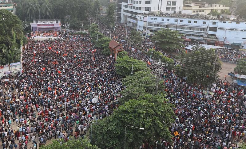 আট দফা দাবিতে চট্টগ্রামের লালদীঘি মাঠে সনাতন ধর্মাবলম্বীদের সংগঠন বাংলাদেশ সনাতন জাগরণ মঞ্চের গণসমাবেশ। আজ বিকেলেছবি: প্রথম আলো