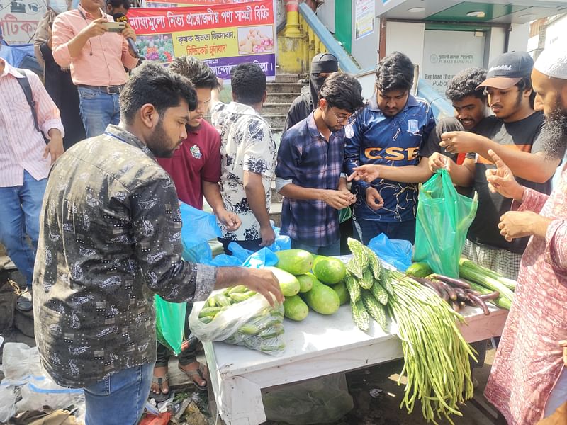 ন্যায্যমূল্যে নিত্যপণ্য কিনছে ক্রেতারা। আজ শুক্রবার কুমিল্লায়