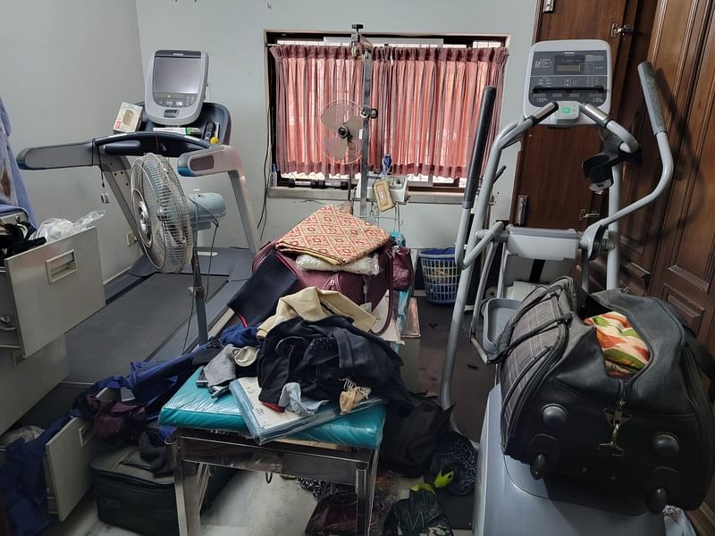 সাবেক বস্ত্র ও পাটমন্ত্রী গোলাম দস্তগীর গাজীর বাসা থেকে বিভিন্ন জিনিসপত্র নিয়ে আসা হয়েছে বলে ওই বাড়ির নিরাপত্তাকর্মীরা জানিয়েছেন। আজ রোববার রাজধানীর সিদ্ধেশ্বরীতে