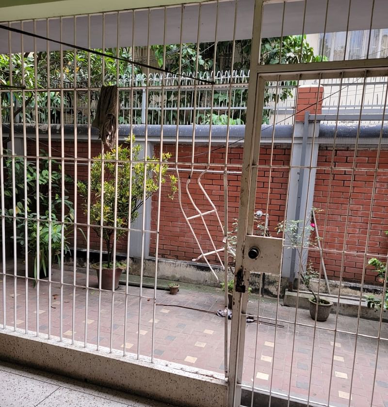 গভীর রাতে সাবেক বস্ত্র ও পাটমন্ত্রী গোলাম দস্তগীর গাজীর বাসায় ঢুকতে লোহার ফটক ভেঙে ফেলা হয়। আজ রোববার রাজধানীর সিদ্ধেশ্বরীতে