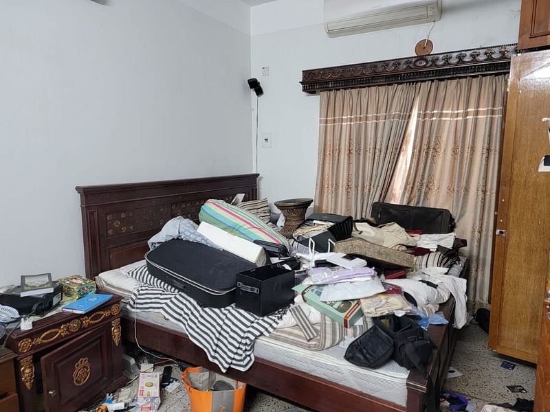 সাবেক বস্ত্র ও পাটমন্ত্রী গোলাম দস্তগীর গাজী সিদ্ধেশ্বরীর বাসার চারটি কক্ষে এভাবে জিনিসপত্র তছনছ করা হয়েছে। আজ রোববার রাজধানীর সিদ্ধেশ্বরীতে